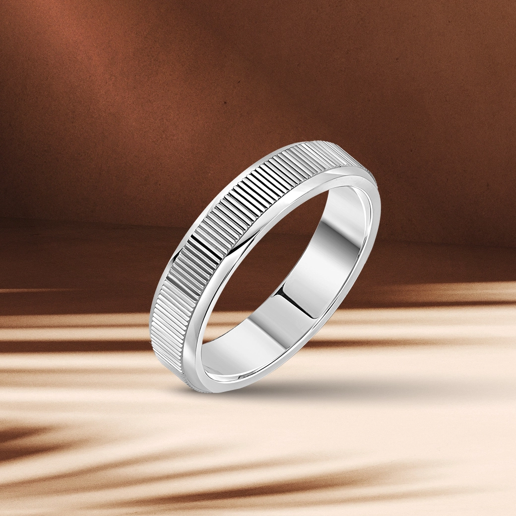 ภาพแหวนทองขาว Zoullink Rectangle Band Ring พื้นหลังเป็นธรรมชาติ