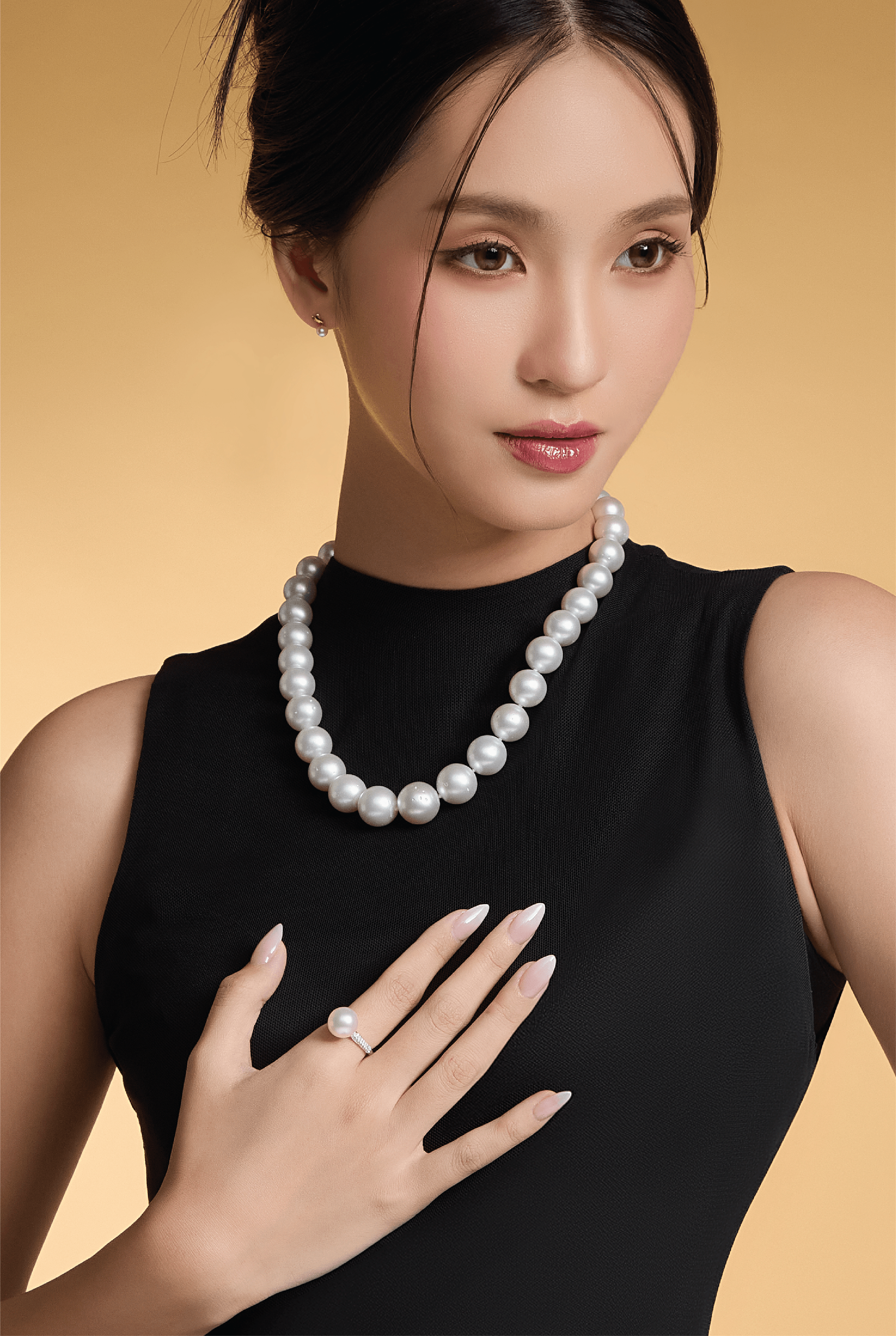 นางแบบสวมเครื่องประดับมุก